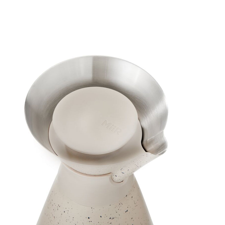 new-standard-carafe-t6 WebPDP-33oz_New_Standard_Carafe_Desert_Tan_Speckle_Studio__CAR1SVOS224_45_Lid_On.jpg